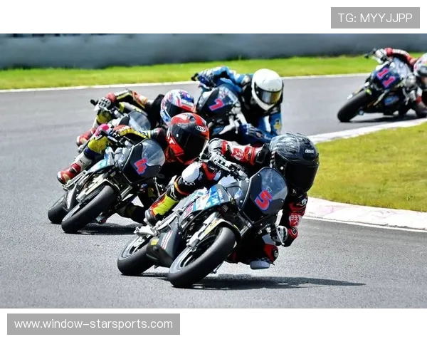 F1新赛季揭幕战激战正酣各队角逐冠军形势生变全球车迷聚焦两强争锋